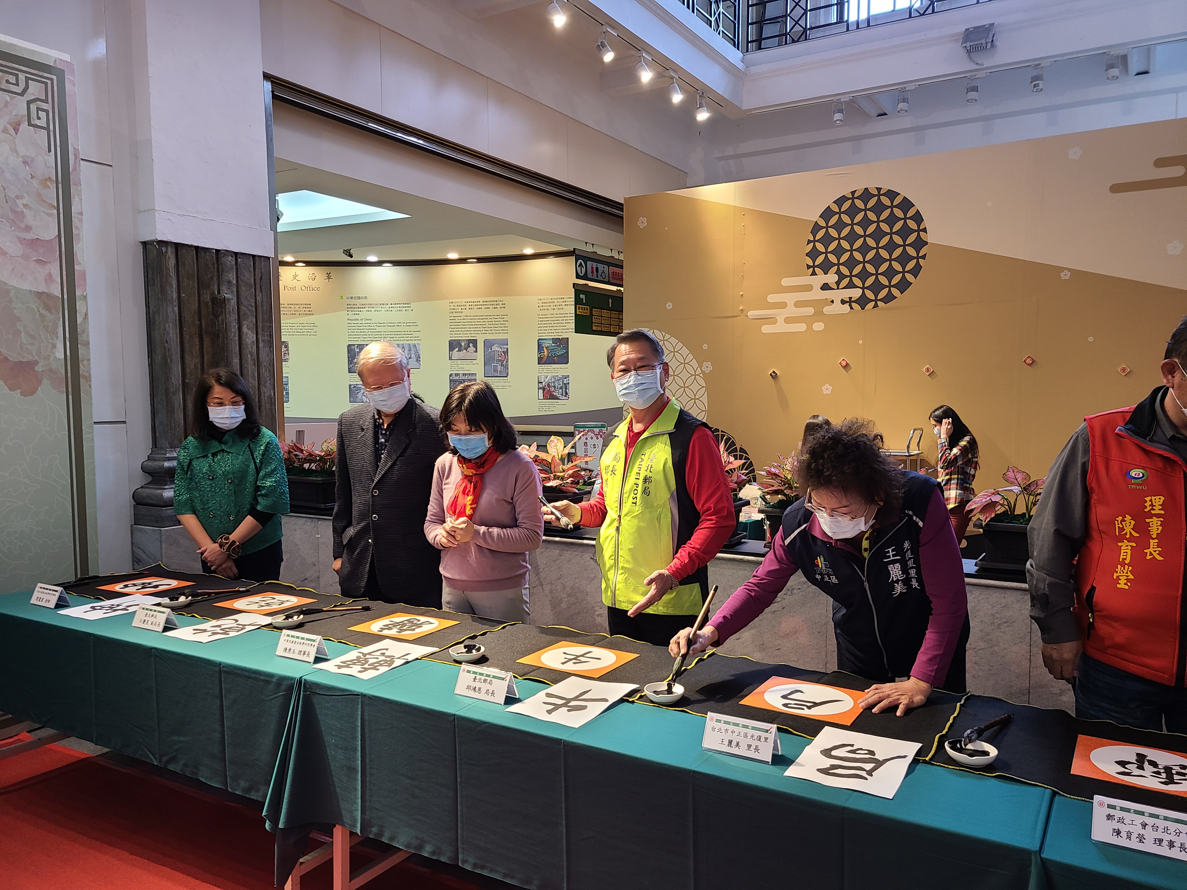 「牛轉乾坤開鴻運 揮毫賀歲送春聯」