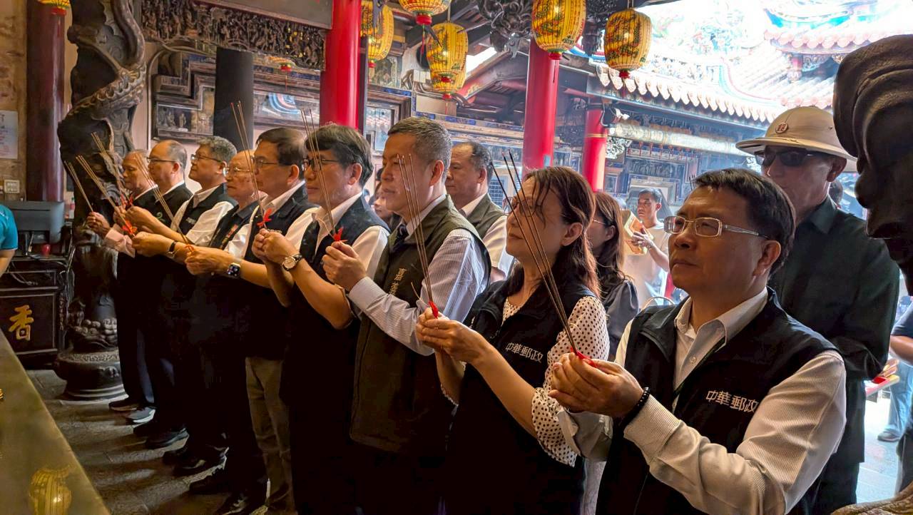 新港奉天宮與嘉義郵局攜手合作  發行「新靈光匯聚 新港奉天郵摺」