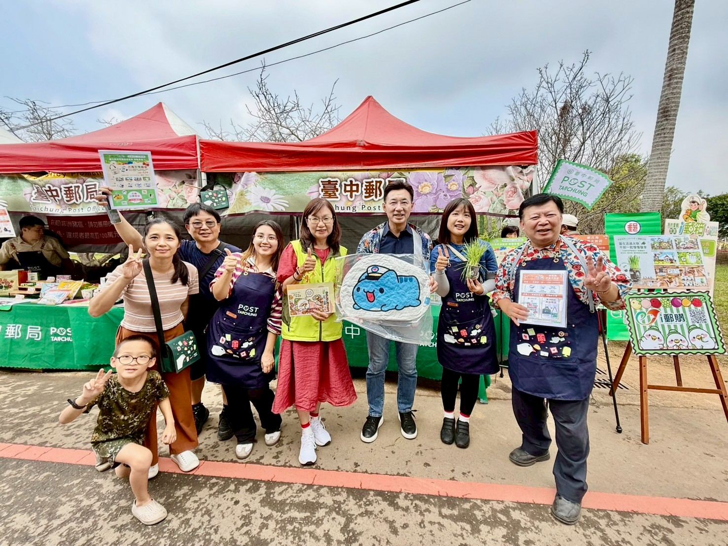  2025新社花海暨臺中國際花毯節 臺中郵局發行限量500份「花海同樂福袋」  邀您逛新社花海 郵好