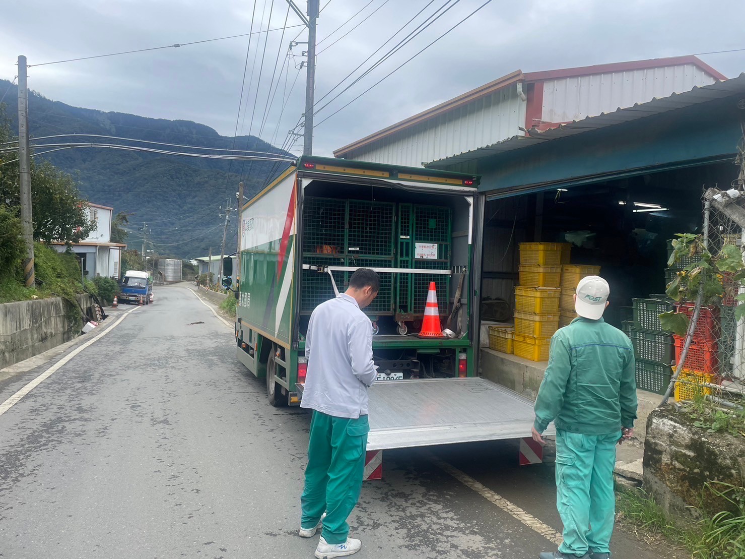 宜蘭郵局服務梨山果農  提供快捷宅配服務