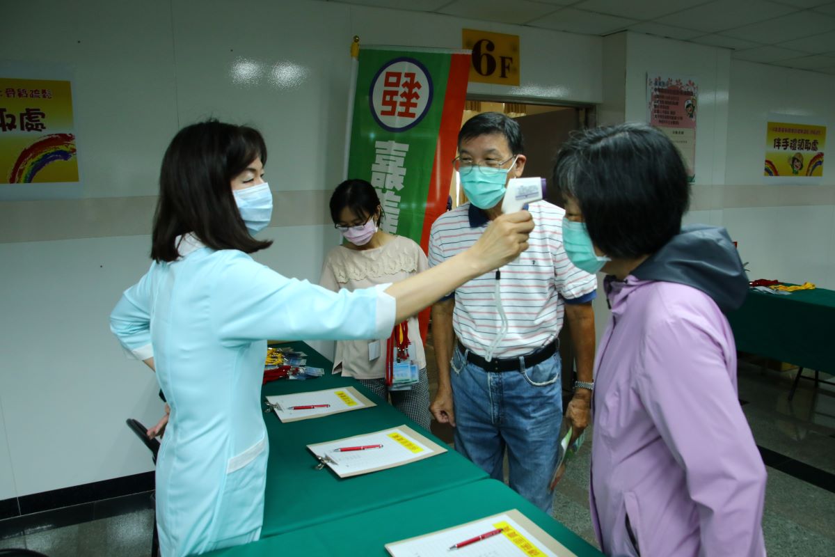 嘉義郵局邀請林鑫夆醫師為銀髮保戶與樂齡鄉親舉辦健康講座