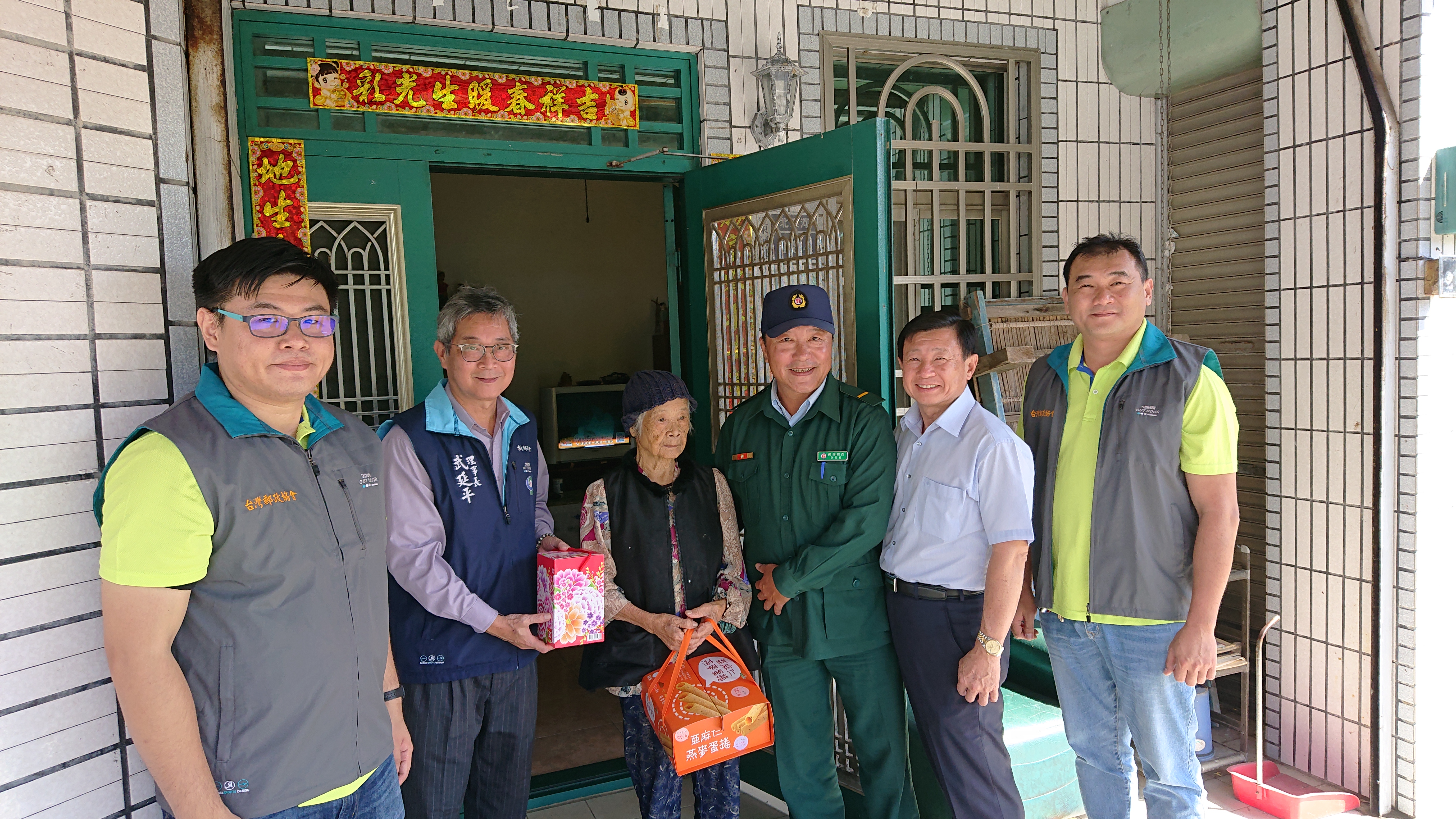 臺東郵局與台灣郵政協會共同舉辦關懷獨居長者公益活動