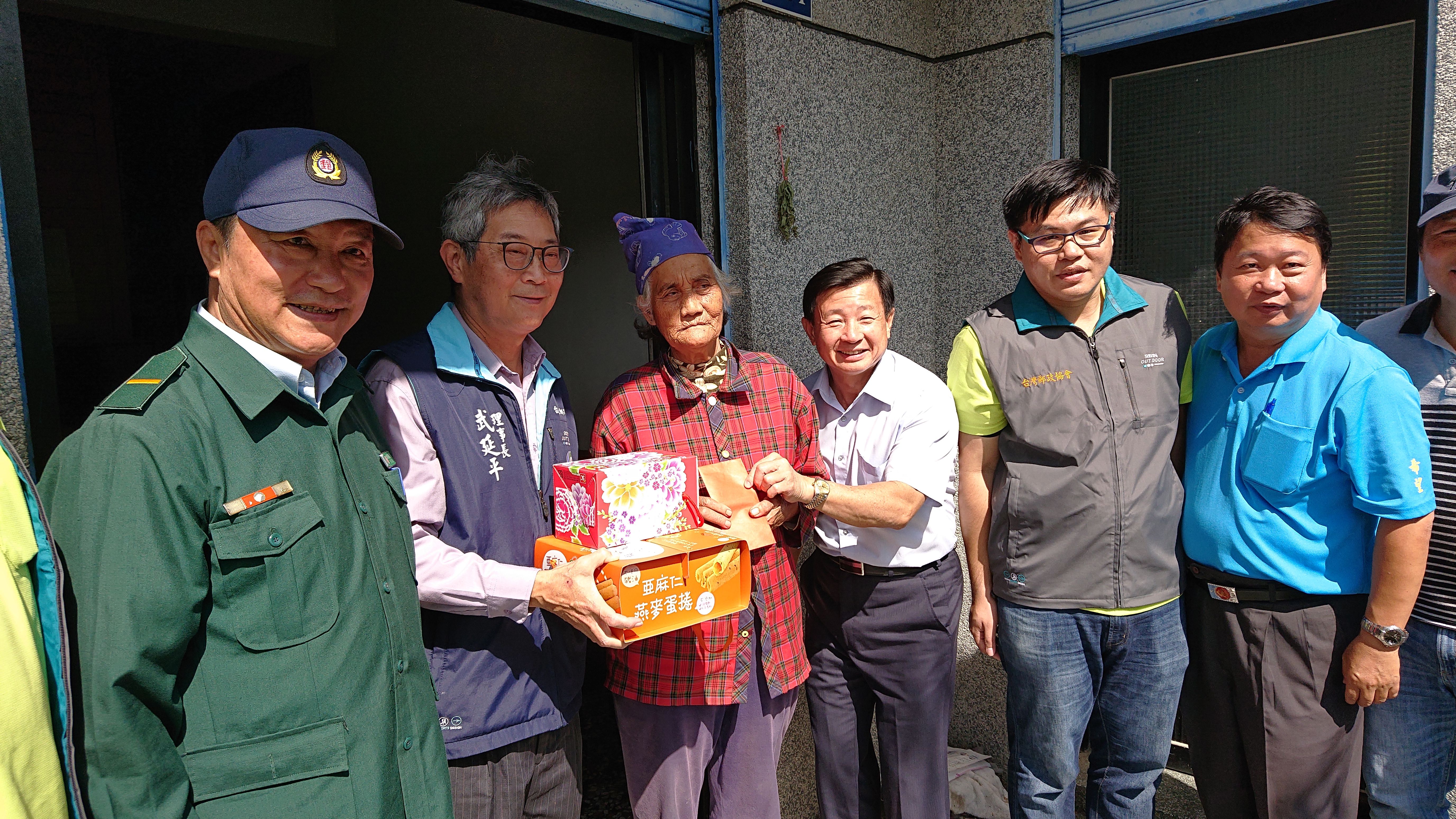 臺東郵局與台灣郵政協會共同舉辦關懷獨居長者公益活動