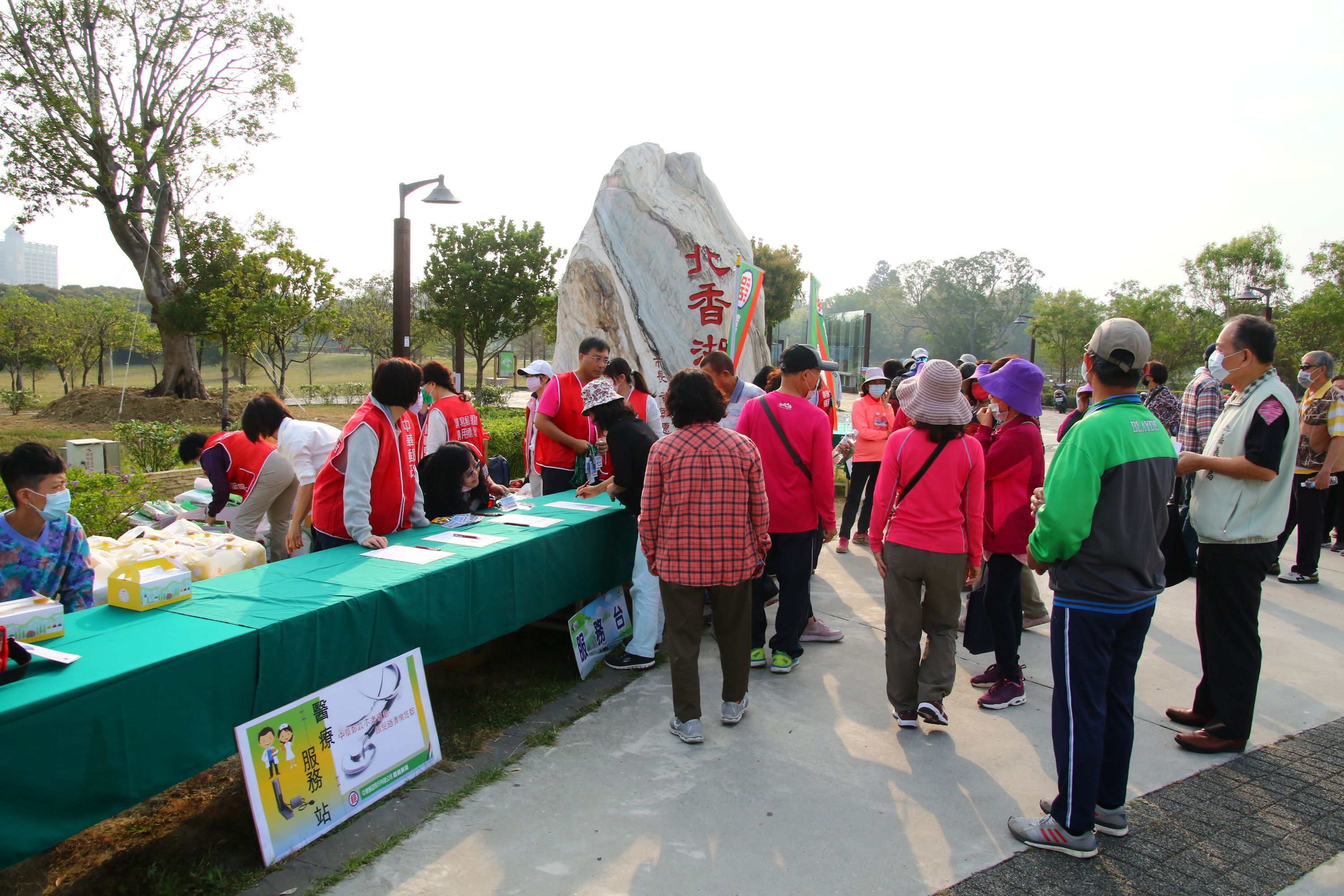 「中華郵政樂齡運動」開跑!嘉義郵局邀請銀髮保戶與樂齡鄉親踏青