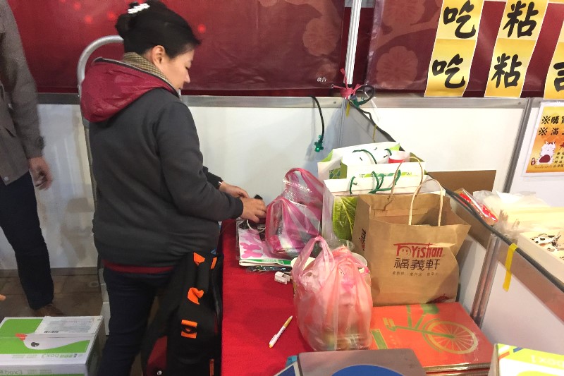 參與年貨大街活動提供包裹收件服務