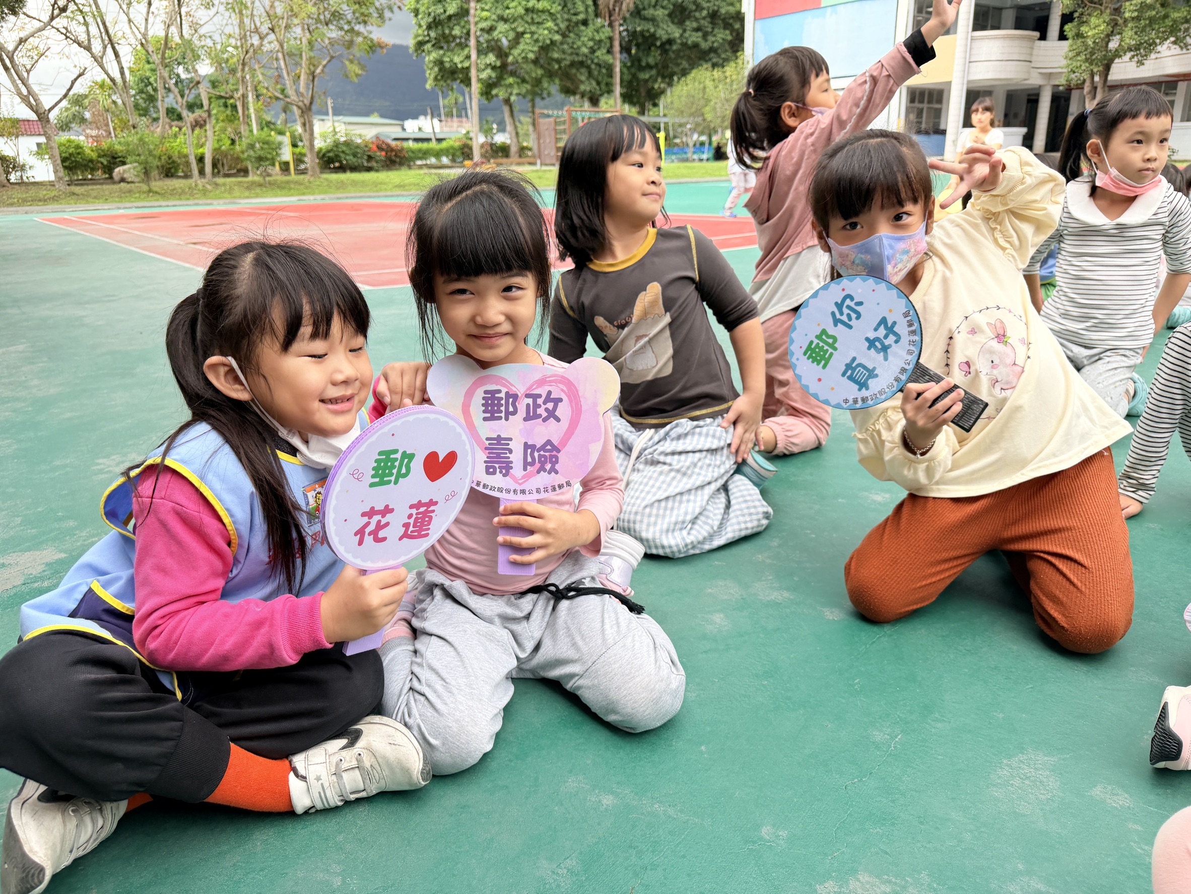 花蓮郵局關懷災後教育 郵政溫情送愛光復國小