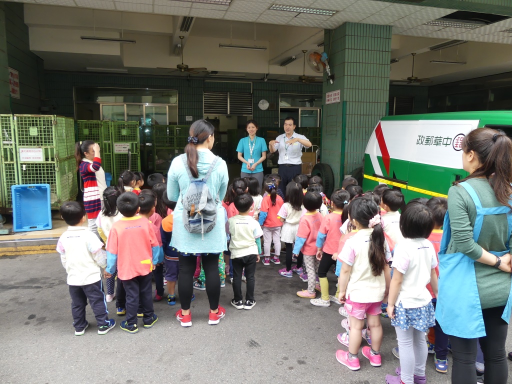 維多利亞幼稚園小朋友參觀中苗郵局，母親節感恩傳情!!