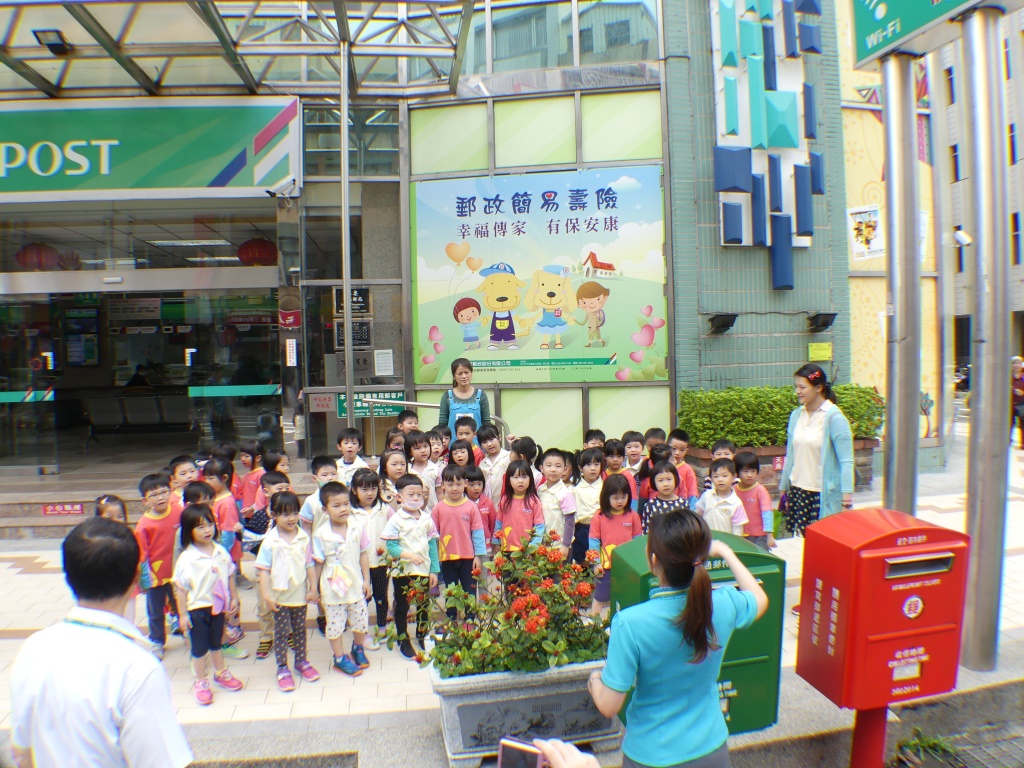 維多利亞幼稚園小朋友參觀中苗郵局，母親節感恩傳情!!