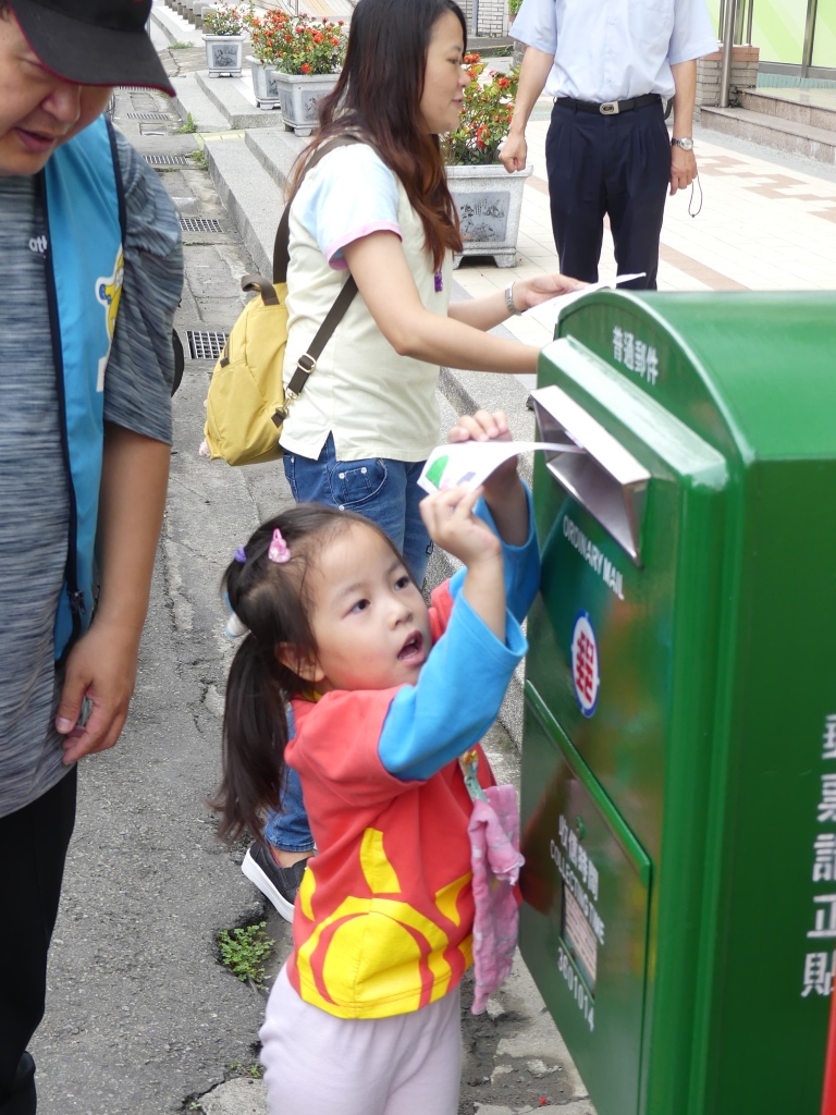 維多利亞幼稚園小朋友參觀中苗郵局，母親節感恩傳情!!