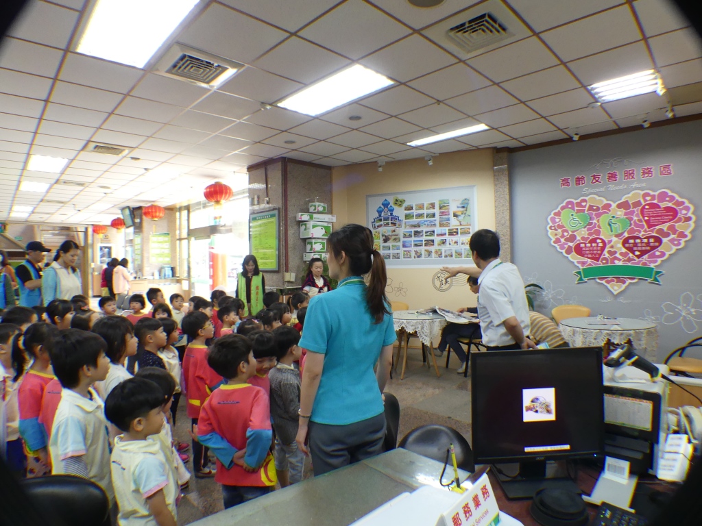 維多利亞幼稚園小朋友參觀中苗郵局，母親節感恩傳情!!