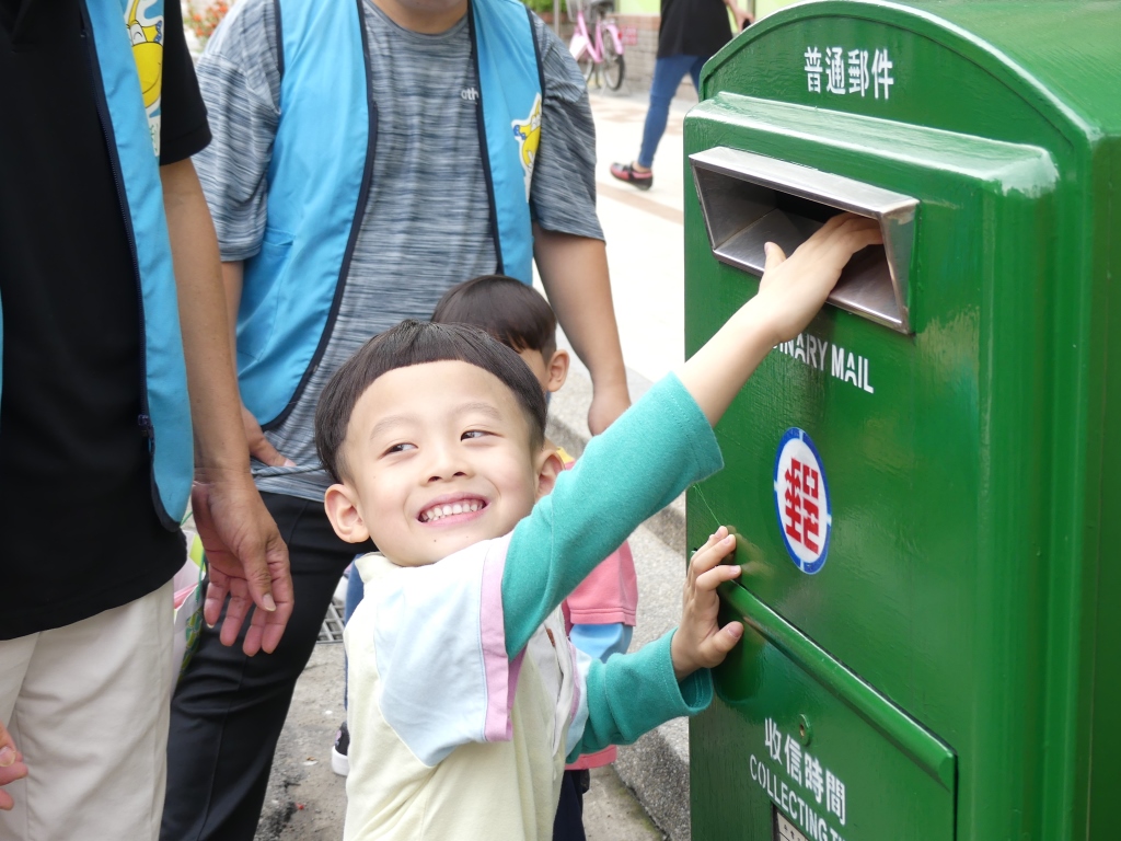 維多利亞幼稚園小朋友參觀中苗郵局，母親節感恩傳情!!