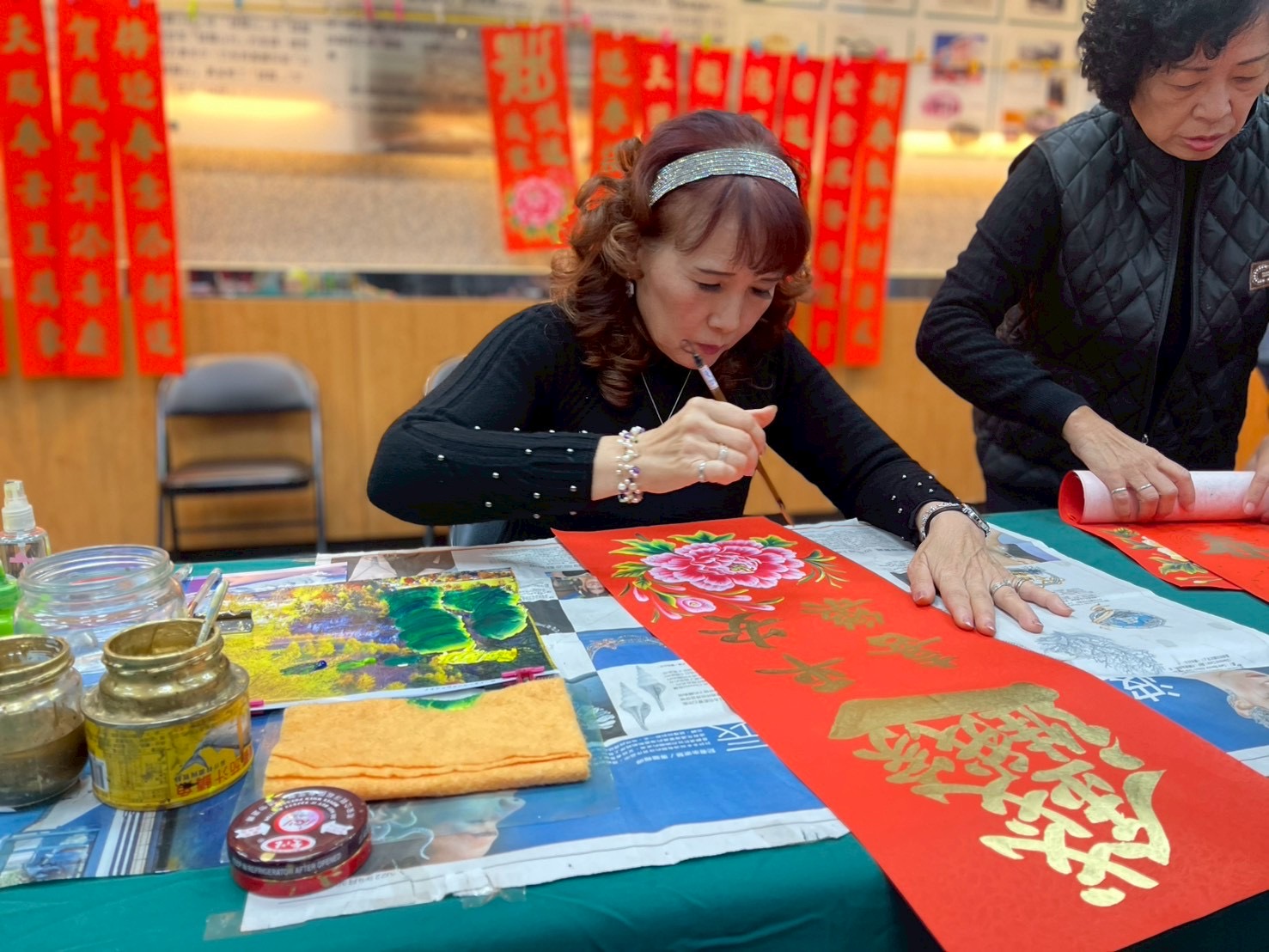 嘉義郵局賀新年，新春揮毫贈春聯 攜手警局防詐騙 提升民眾識詐力
