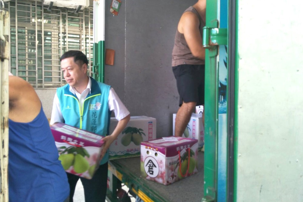 中秋關懷果農文旦柚上收服務