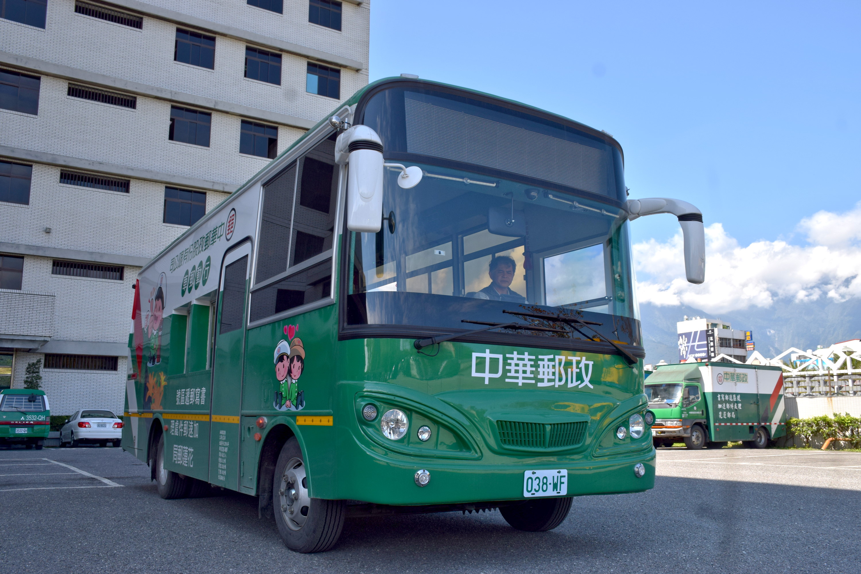 玉里郵局第3代行動郵車4月1日上路  增設行動漂書站