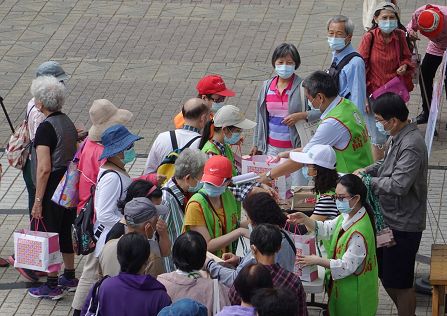 高雄郵局「樂齡運動」與社區長輩悠遊同樂