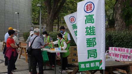 高雄郵局「樂齡運動」與社區長輩悠遊同樂