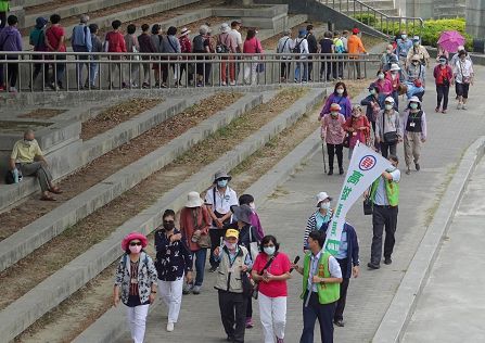 高雄郵局「樂齡運動」與社區長輩悠遊同樂