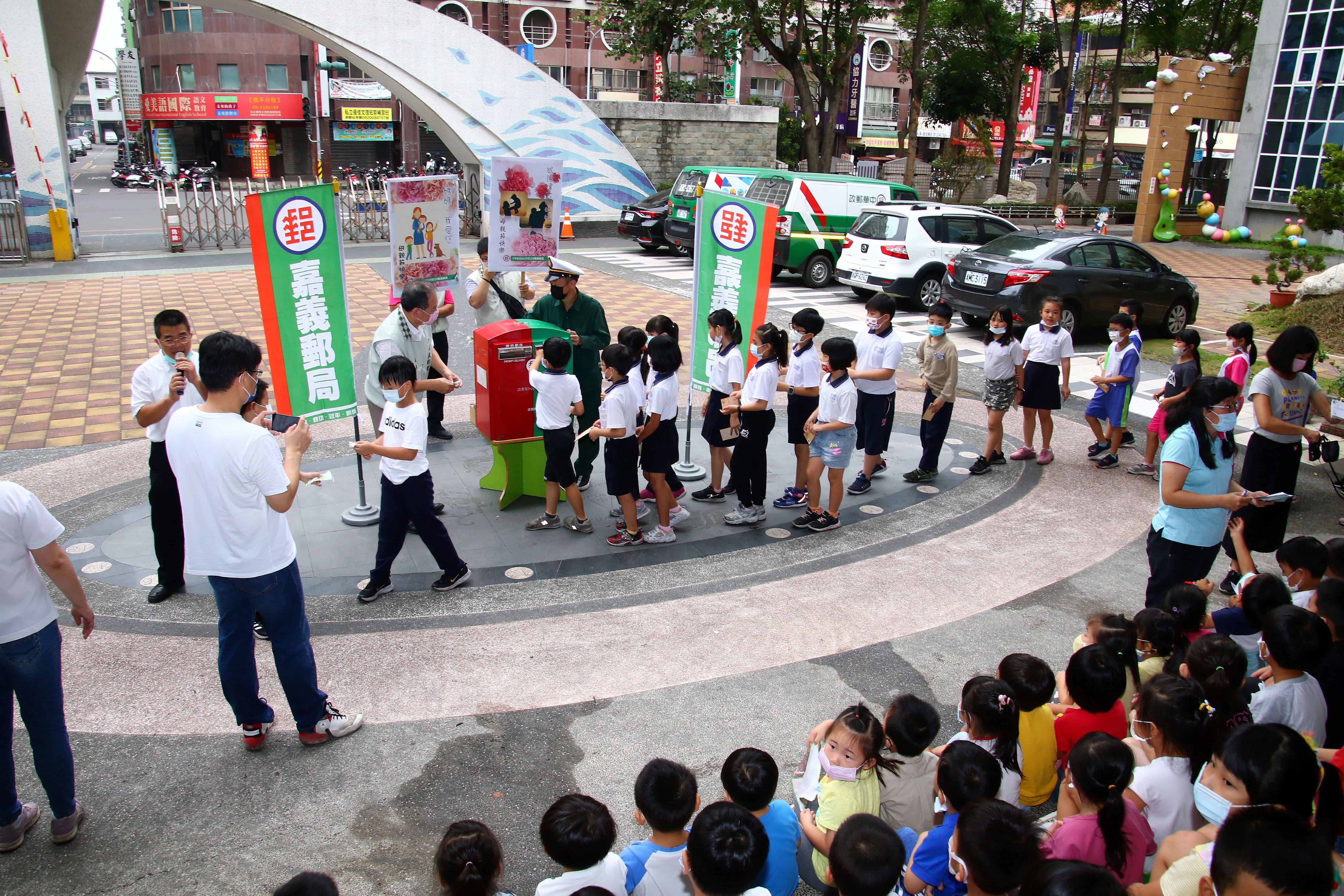 嘉義郵局攜手僑平國小暨小橘子幼兒園辦理母親節明信片活動