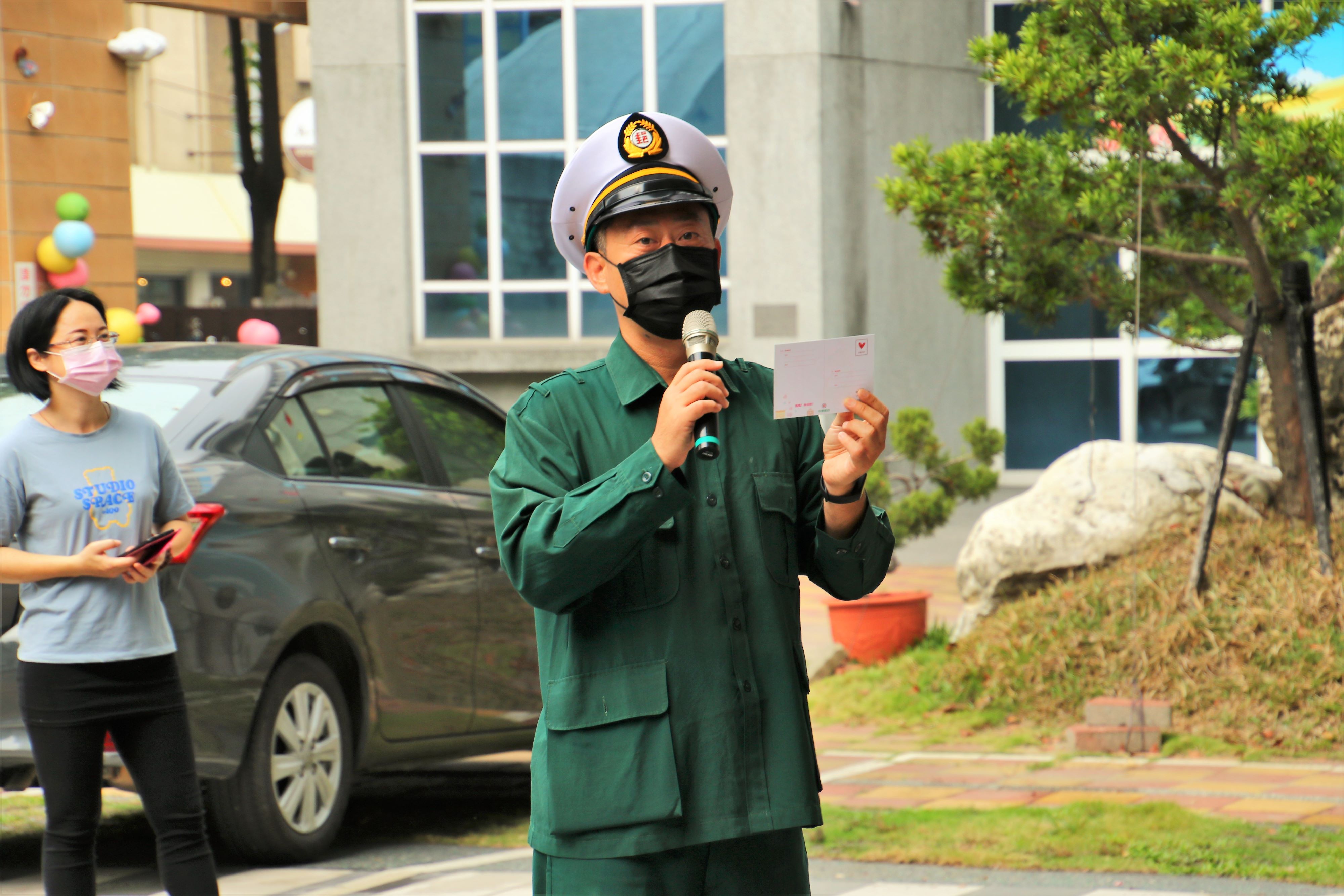 嘉義郵局攜手僑平國小暨小橘子幼兒園辦理母親節明信片活動