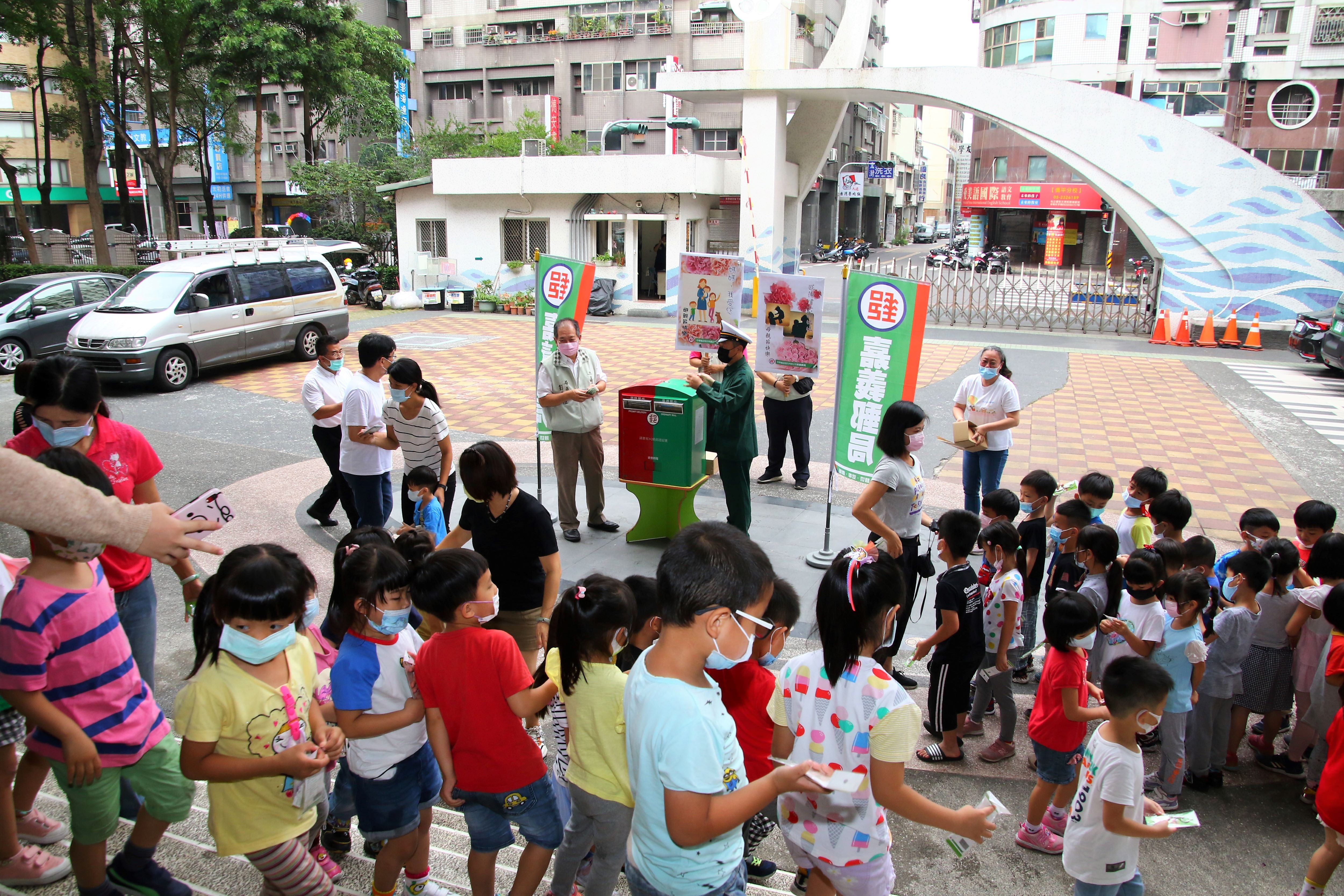 嘉義郵局攜手僑平國小暨小橘子幼兒園辦理母親節明信片活動