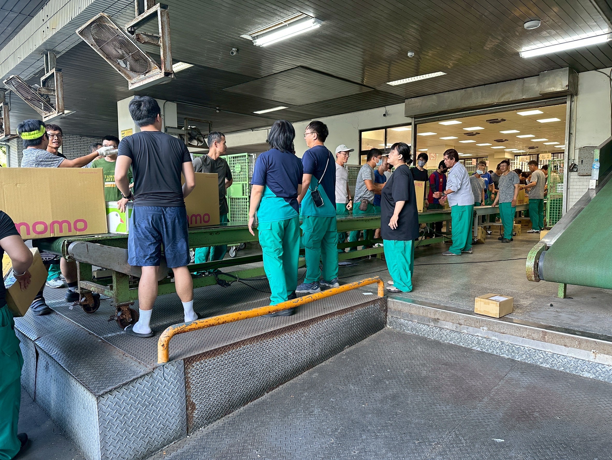 郵政超人展現團隊精神 花蓮郵局總動員處理賑災物資