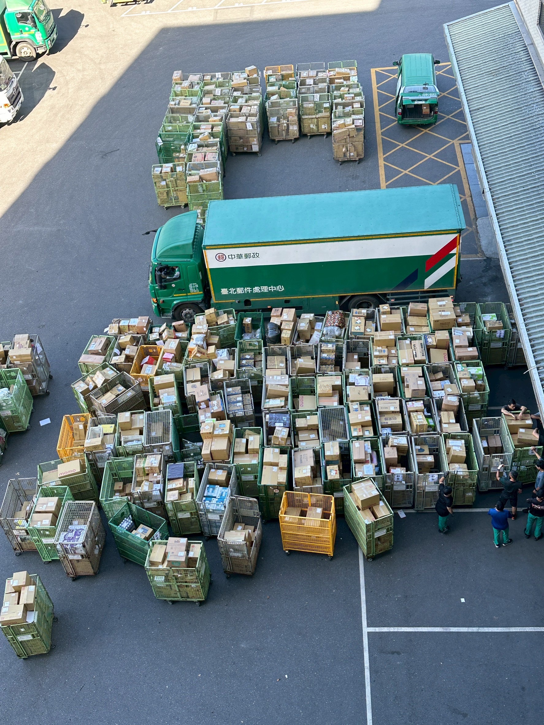 郵政超人展現團隊精神 花蓮郵局總動員處理賑災物資
