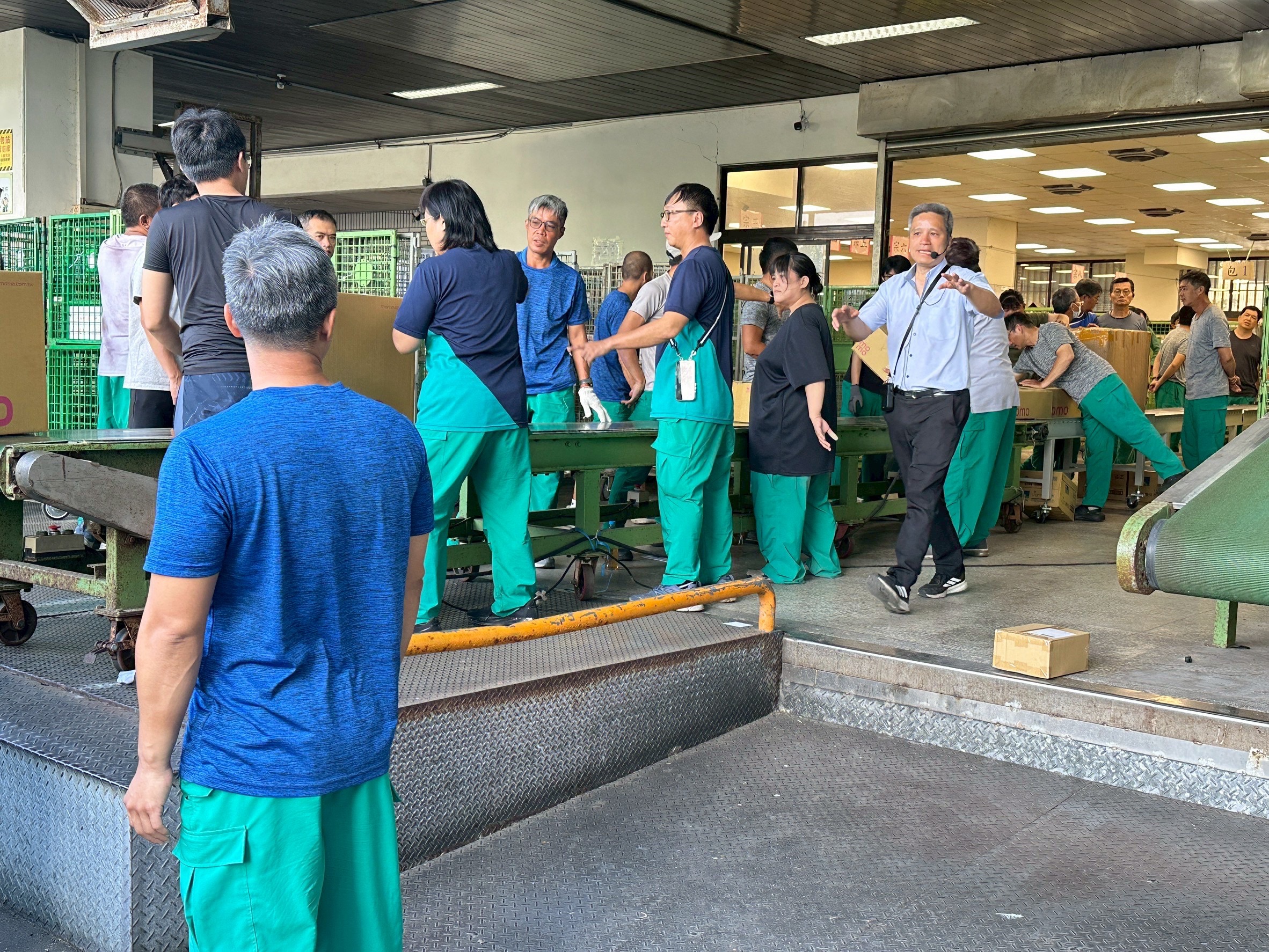 郵政超人展現團隊精神 花蓮郵局總動員處理賑災物資