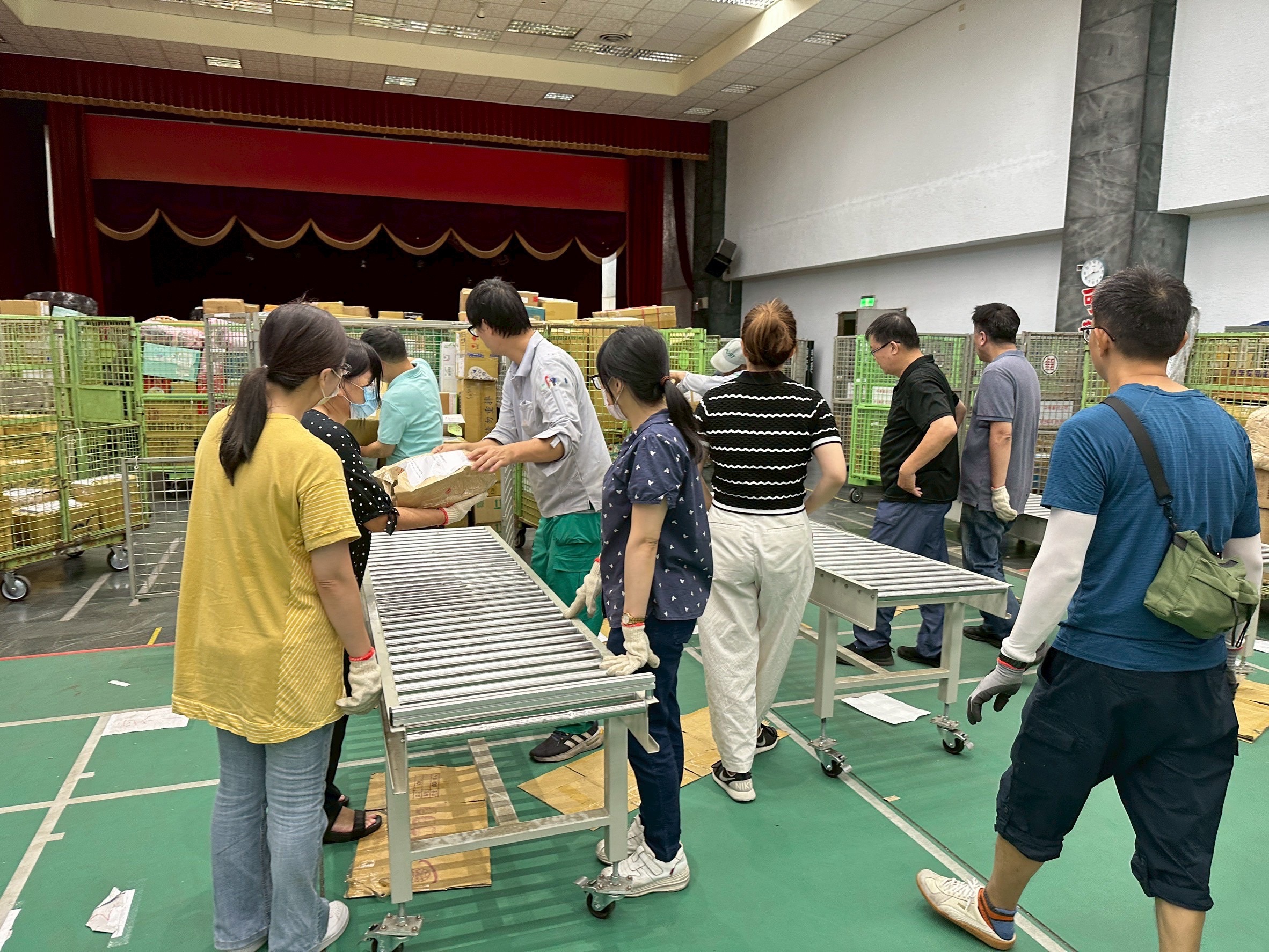 郵政超人展現團隊精神 花蓮郵局總動員處理賑災物資