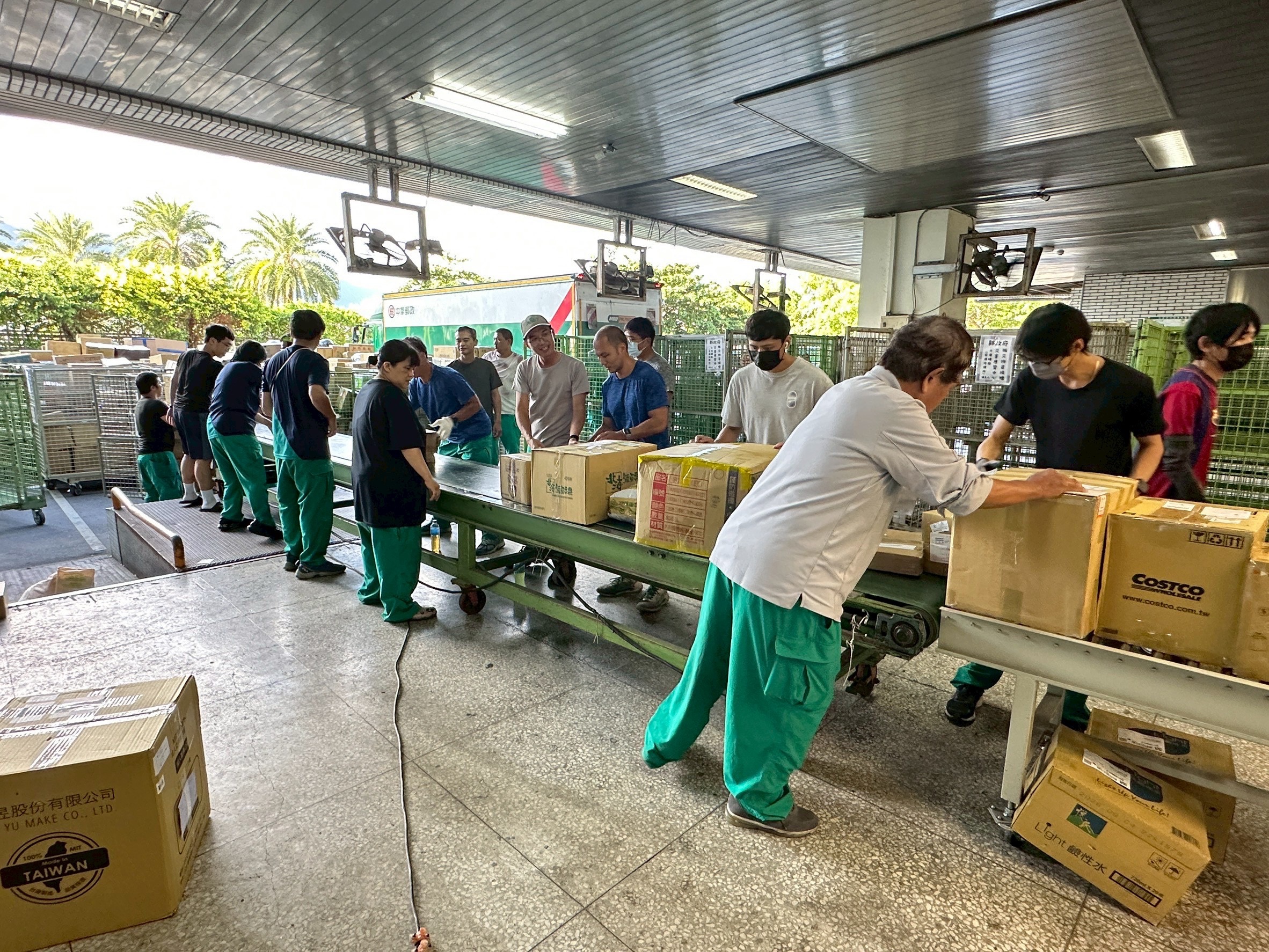 郵政超人展現團隊精神 花蓮郵局總動員處理賑災物資