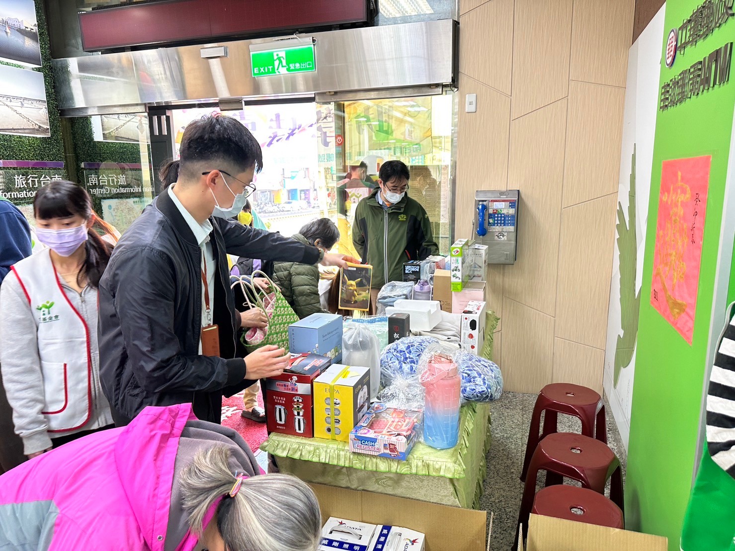 113年春季南台南家扶中心助學特賣會熱烈展開