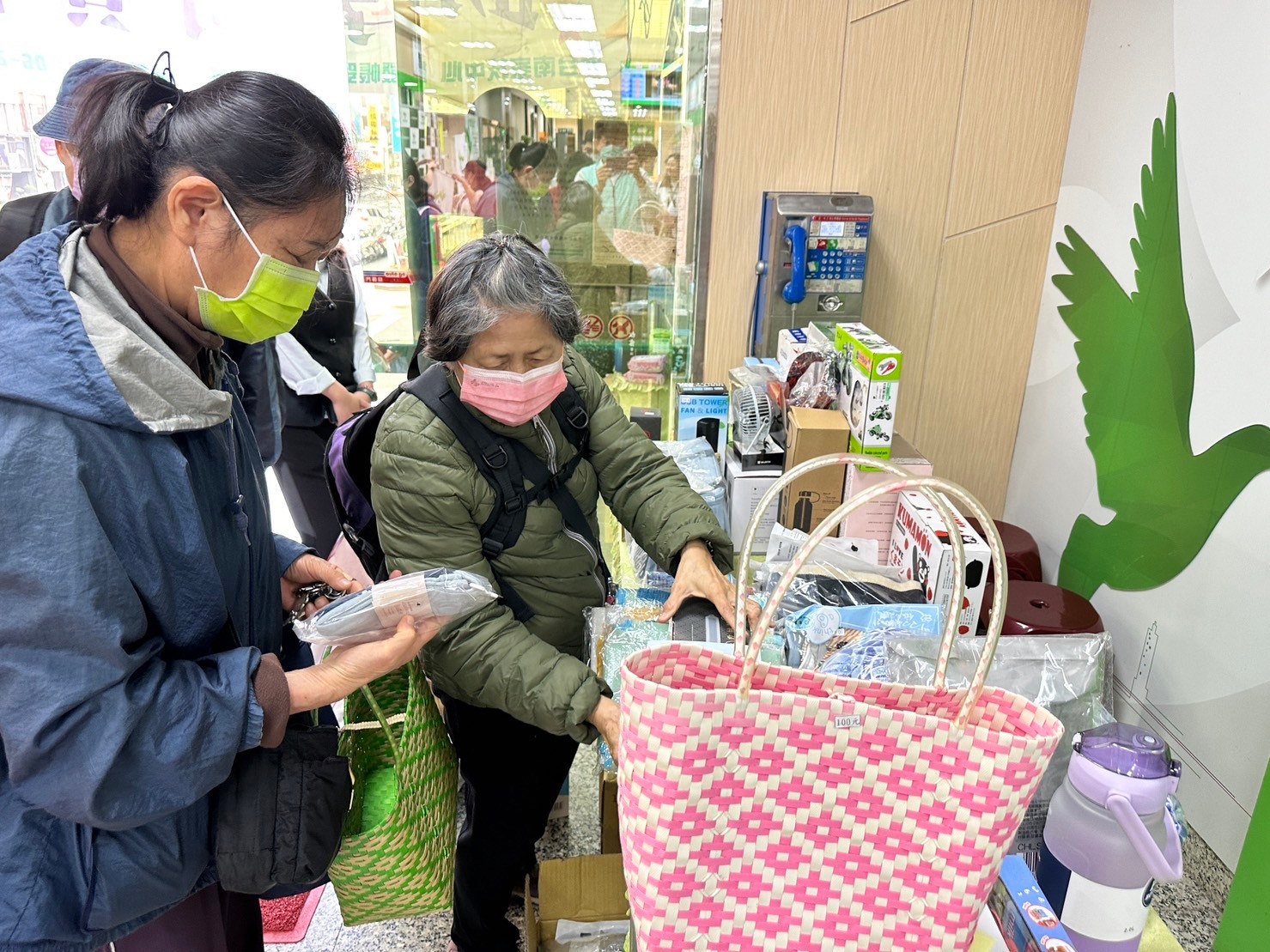 113年春季南台南家扶中心助學特賣會熱烈展開