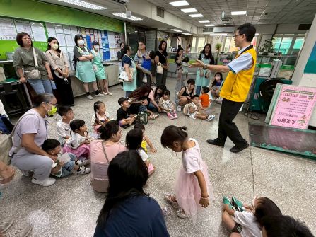 基隆祖孫館參訪基隆郵局