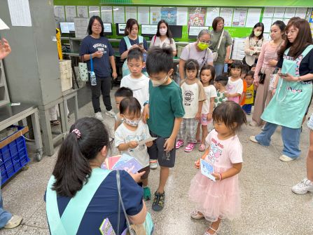 基隆祖孫館參訪基隆郵局