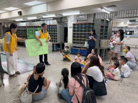 基隆祖孫館參訪基隆郵局