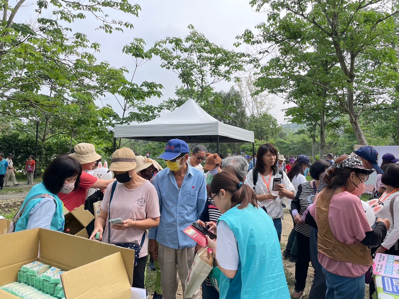 中華郵政樂齡運動「郵(油)桐花相伴 樂齡齊步走」暨關懷獨居長者活動