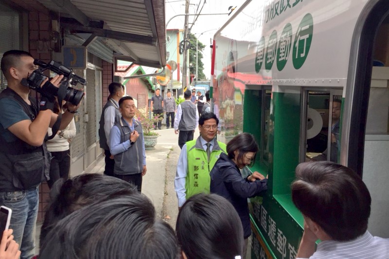郭局長陪同蔡總統參觀行動郵車