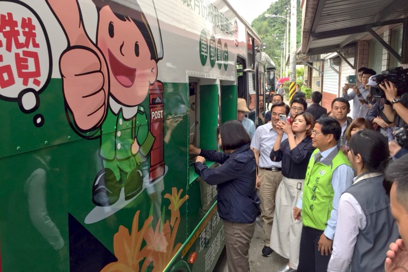 郭局長陪同蔡總統參觀行動郵車
