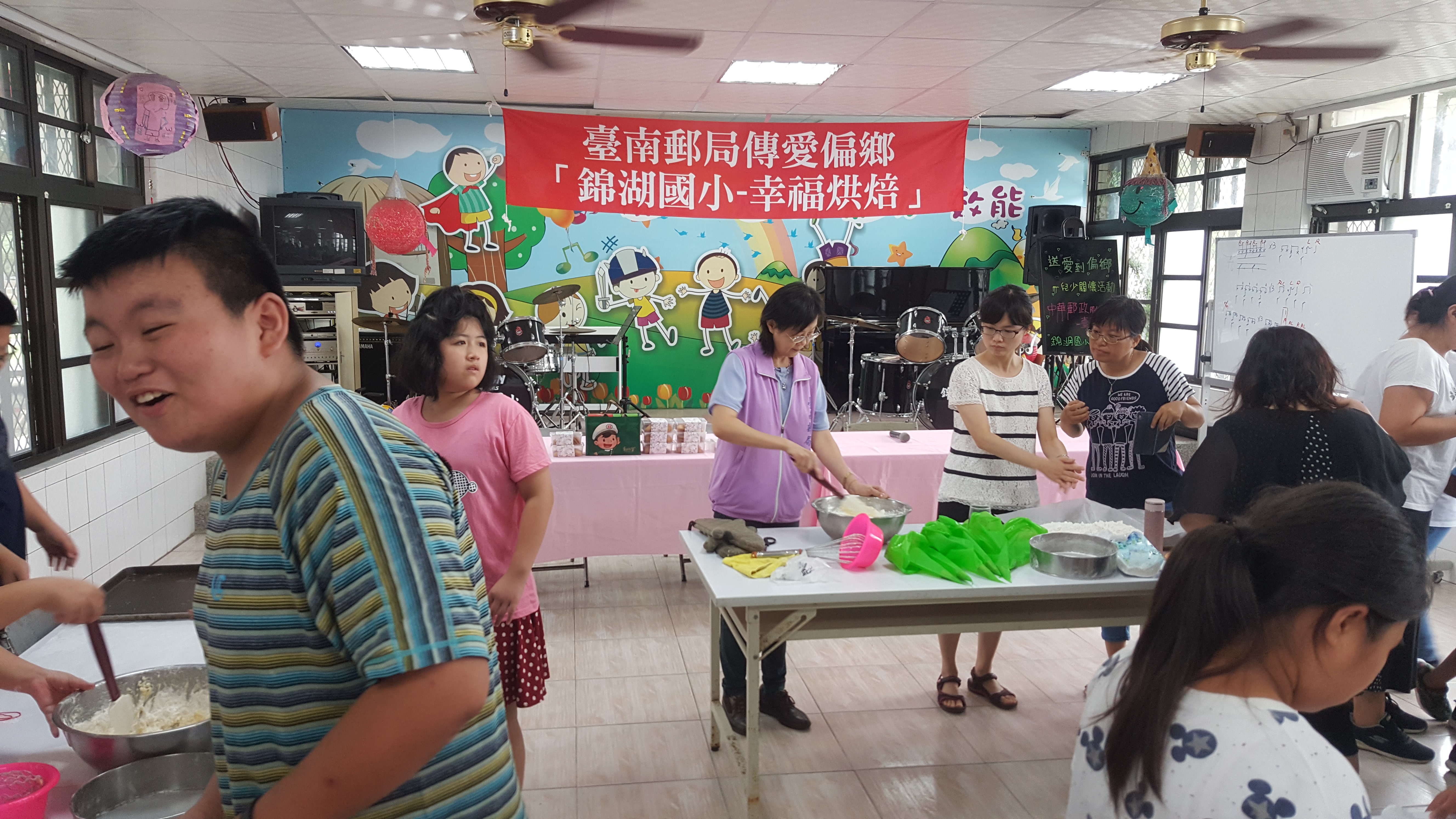 臺南郵局傳愛錦湖國小偏鄉學童，烘焙幸福好滋味