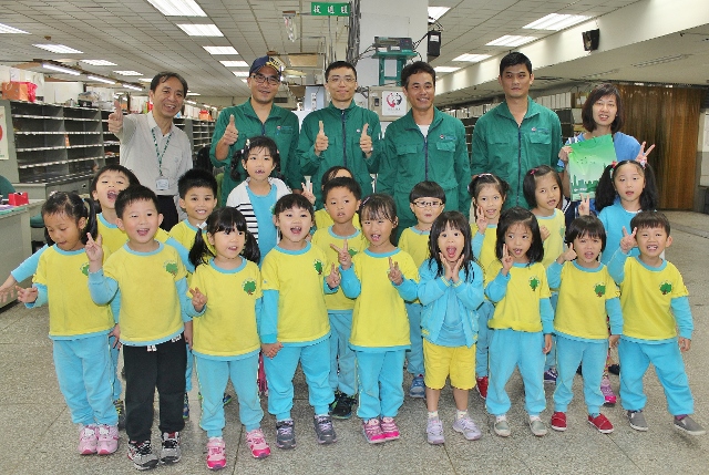 基隆長庚森林幼兒園與部份的投遞士同仁分批合影