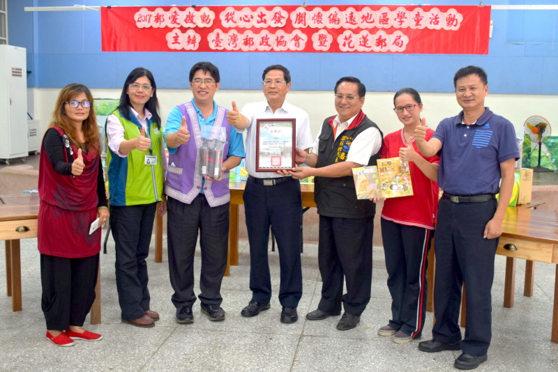 關懷偏鄉地區學童-西林國小捐贈書桌及圖書