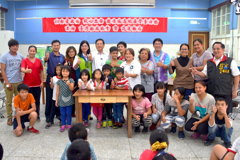 關懷偏鄉地區學童-西林國小捐贈書桌及圖書