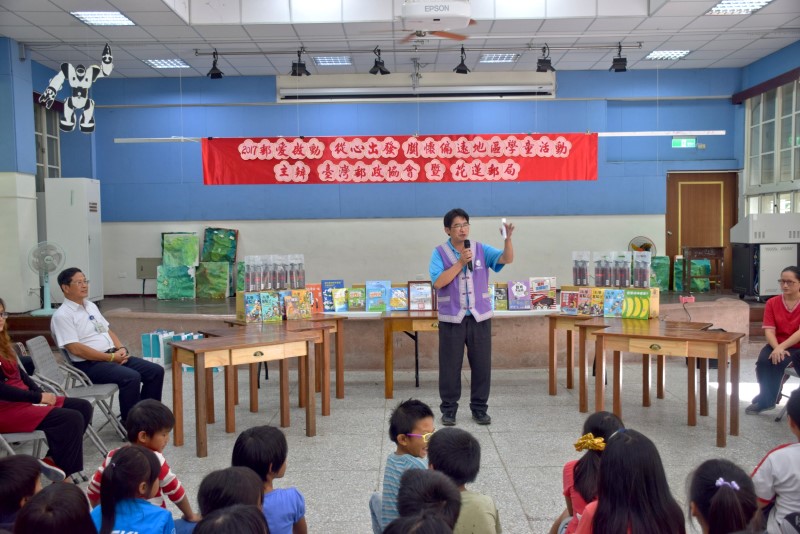 關懷偏鄉地區學童-西林國小捐贈書桌及圖書
