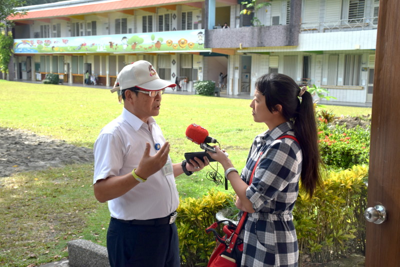 關懷偏鄉地區學童-西林國小捐贈書桌及圖書