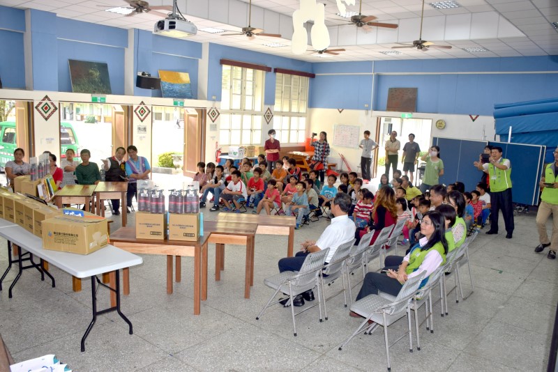 關懷偏鄉地區學童-西林國小捐贈書桌及圖書