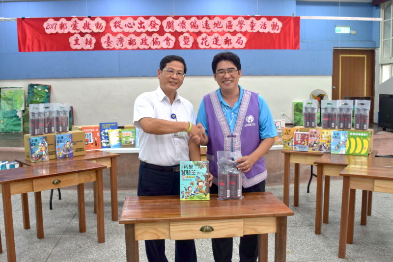 關懷偏鄉地區學童-西林國小捐贈書桌及圖書