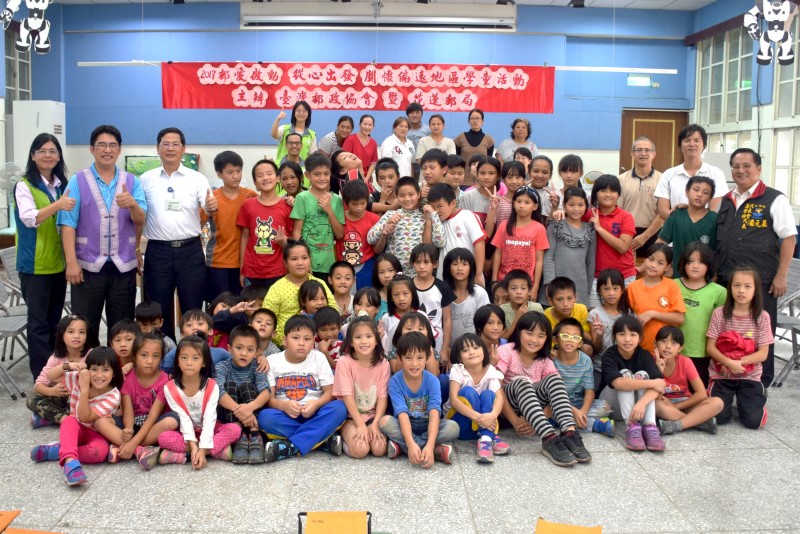 關懷偏鄉地區學童-西林國小捐贈書桌及圖書