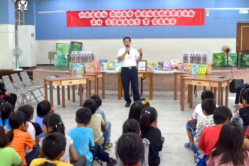 關懷偏鄉地區學童-西林國小捐贈書桌及圖書