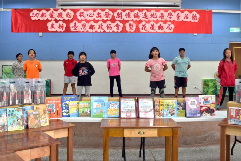 關懷偏鄉地區學童-西林國小捐贈書桌及圖書