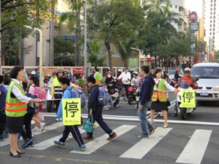 臺南郵局捐贈學校「螢光背心」、「三角錐」守護學童專案