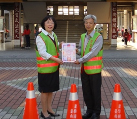 臺南郵局捐贈學校「螢光背心」、「三角錐」守護學童專案